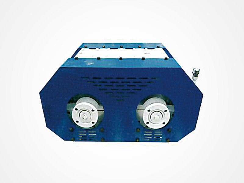 座式自同步稀油激振器